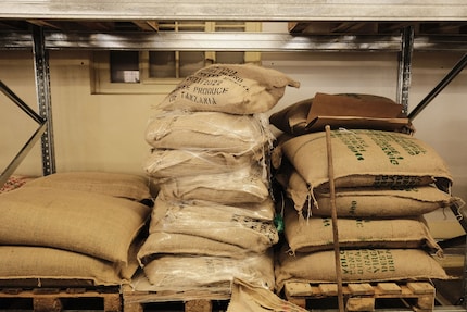 Rohkaffee in Säcken bei ViCafe in Zürich. Bild: Simon Balissat