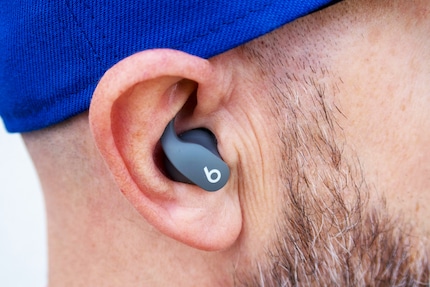 Beats Fit Pro sitzen unauffällig in den Ohren.