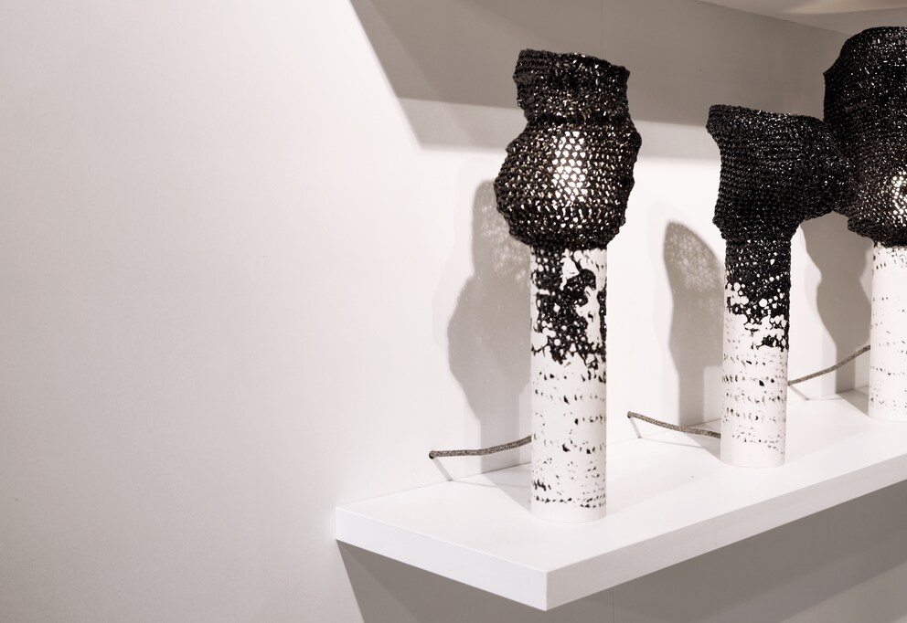 Upcycling von VHS-Kassetten: Die Lampen setzen sich aus einem speziellen Gips und einem Häkelgewebe aus Magnetband zusammen.