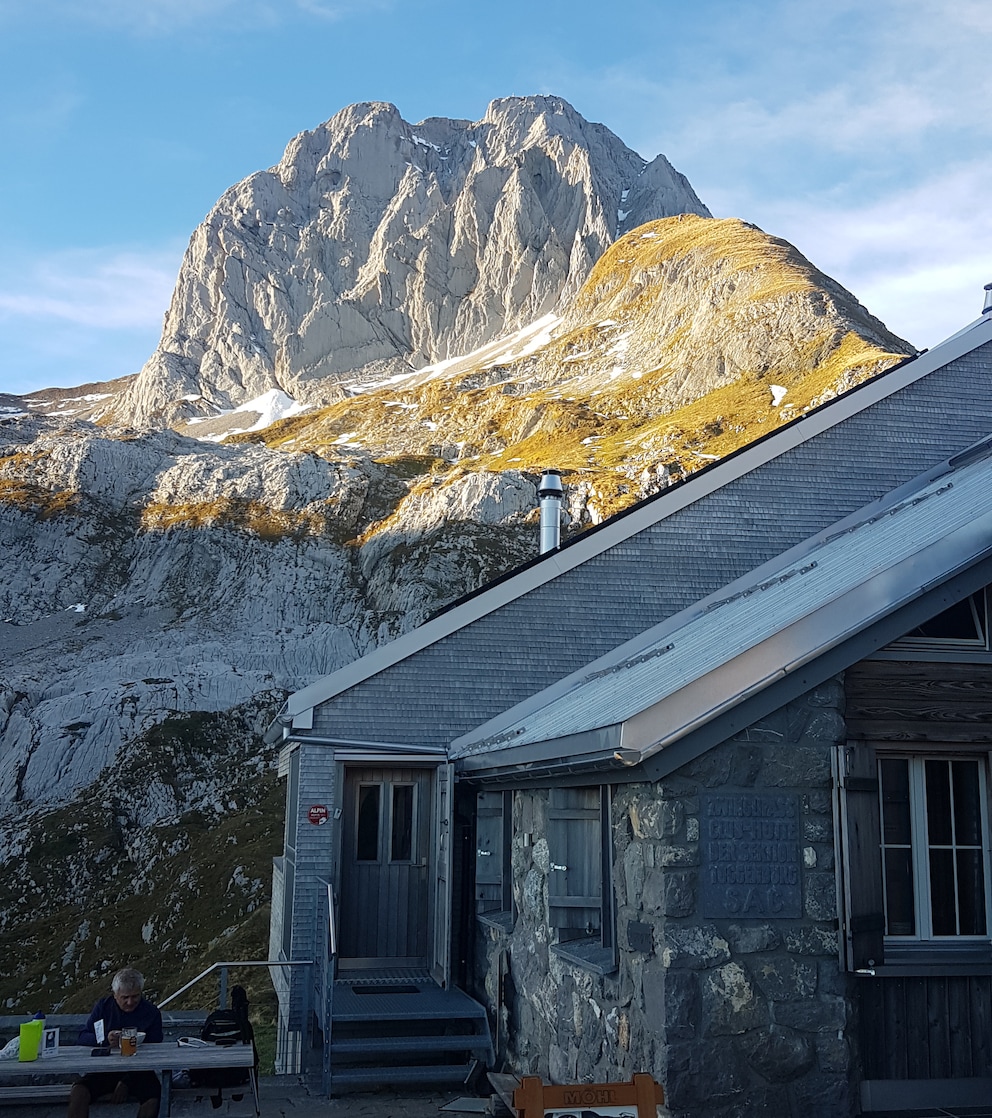 Evening atmosphere at the Zwingli Pass hut.