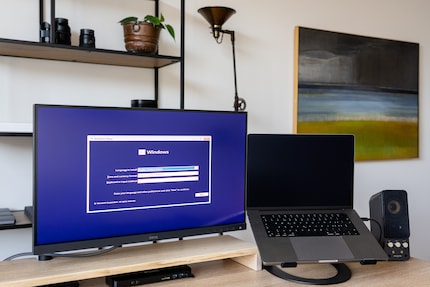 Als Umsteiger zur Windows-Installation zu gelangen ist gar nicht so einfach. Rechts im Bild: Ein MacBook mit vorwurfsvollem Blick.