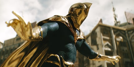 Pierce Brosnan wore a mo-cap suit on the set of «Black Adam» in order to make Dr. Fate look as crisp possible.