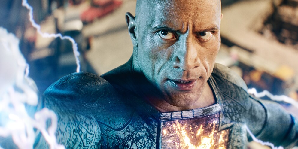 Gespielte moralisches Dilemma: Söldnern brennt Black Adam nur allzu gerne ein blutiges Loch in den Torso. Laut Hollywood haben die’s auch nicht besser verdient.