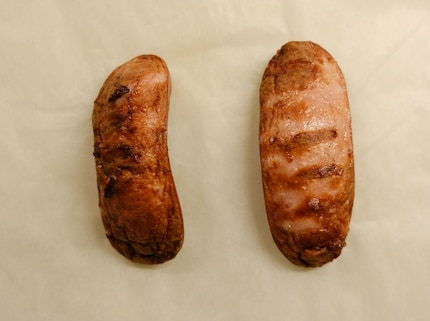 Links ist die Cervelat mit der Airfryer-Funktion, rechts mit der Grillfunktion.