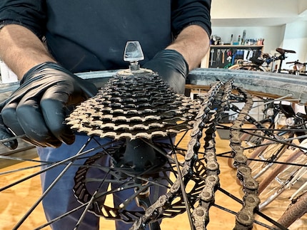Ziemlich schmutzig: Kette und Kassette des E-Bikes vor der Reinigung.