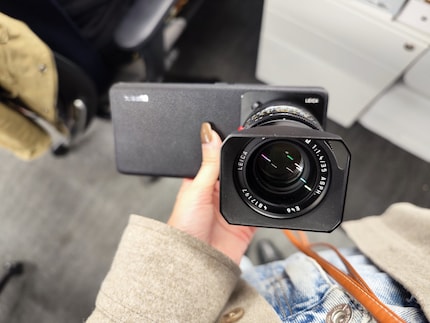 Das Xiaomi 12S Ultra mit einer Leica M-Linse, Foto: Agatha Tang, https://twitter.com/aggasaurus