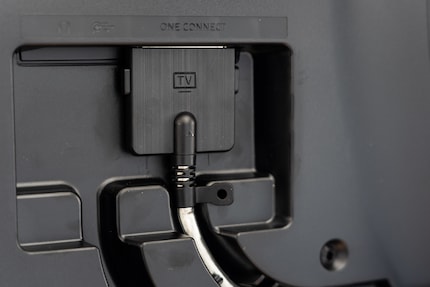 Thanks to the One Connect box, only one cable leads to the screen.