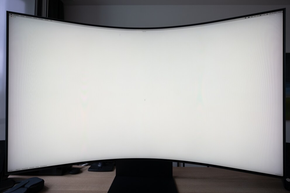 Though the viewing angles towards the corners are no longer optimal, the illumination is very even on the whole. This photo was taken at the recommended distance of 80 centimetres.