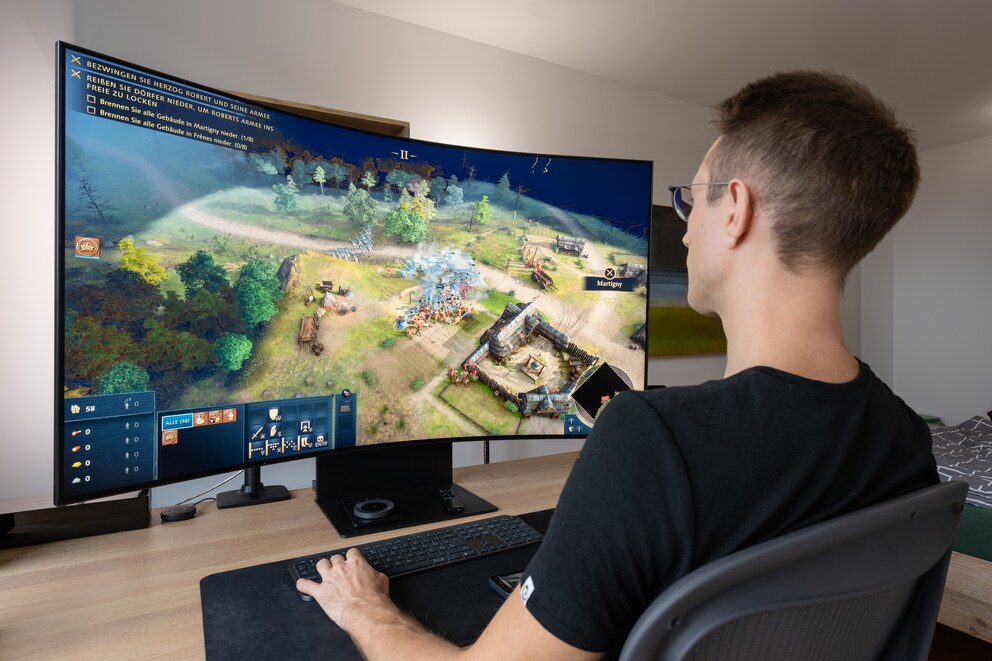 Strategy games are fun on the gigantic screen. I can zoom far out, see more of the battlefield – and the figures are still big enough.