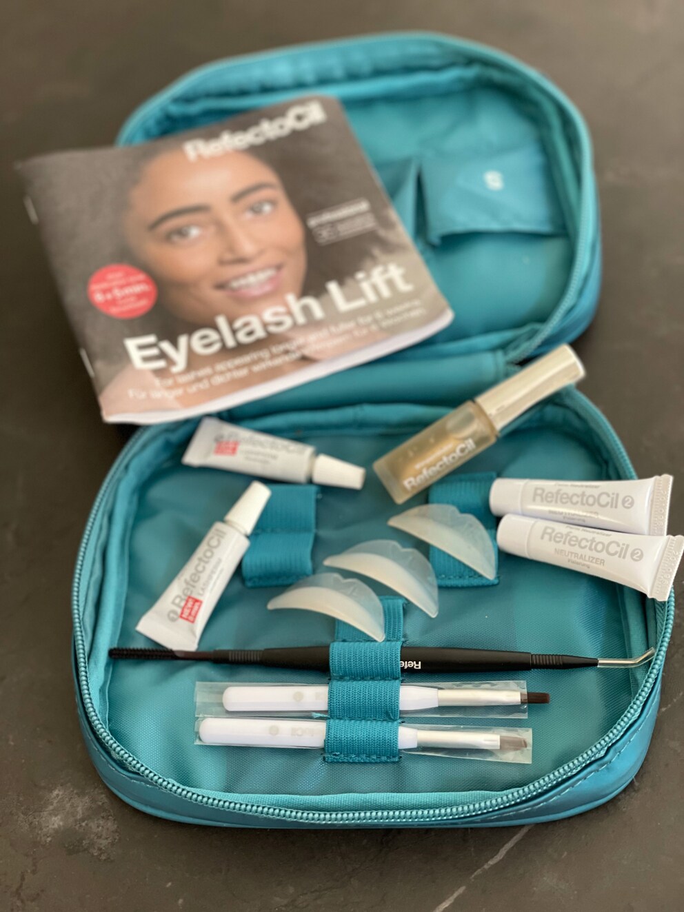 Viele kleine Komponenten für zwei mal geliftete Wimpern.
