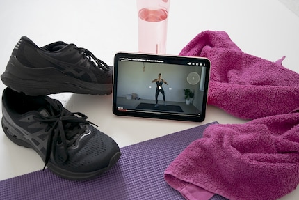 Das iPad ist rasch aufgestellt vor der Yogamatte. Wenn der Sport danach bloss nicht wäre…