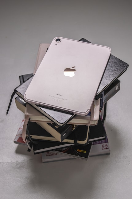 Das iPad Mini tanzt auf meinem Stapel Notizbücher kaum aus der Reihe.