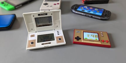 Nintendo hat kürzlich eine Neuflage der Game & Watch lanciert. Links das Original, rechts das neue Modell.