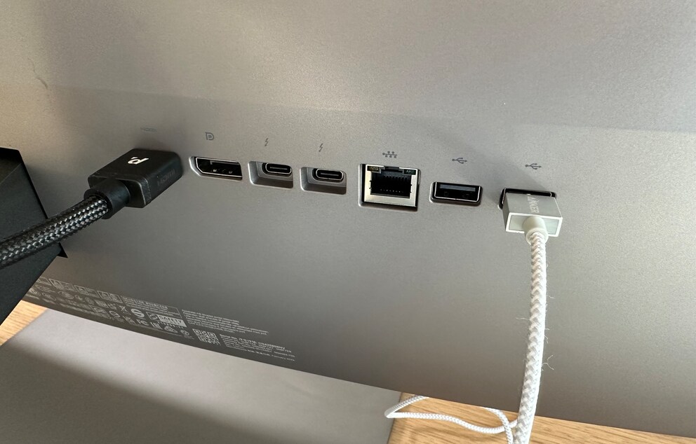 Es gibt einige Anschlüsse, aber elegant sind diese nicht angelegt. Zusätzlich zu den hier zu sehenden, sind zwei USB-Steckplätze unten mittig am Monitor im Rahmen – praktisch zum Beispiel fürs Smartphone.