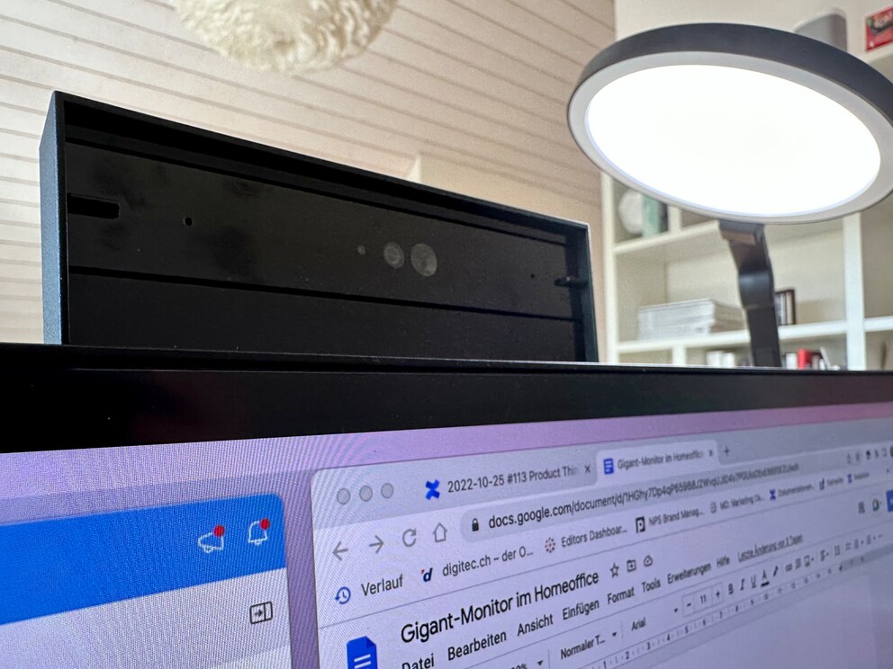 Die Webcam lässt sich aus dem Rahmen des Monitors herausfahren – und auch wieder darin versenken. Praktisch gegen Überwachungsphobie.
