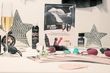 Sekt und Sex: Üppige Auslagen gehören bei Sextoy-Partys dazu.