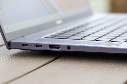 Die Anschlüsse auf der linken Seite des MateBook 16s.