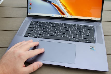 Das große Touchpad des MateBook 16s unterhalb der Tastatur.