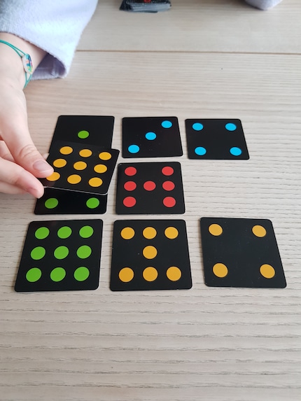 Here my daughter is about to cover my red card with… Photo: Martin Rupf …her yellow card because it has more points.
