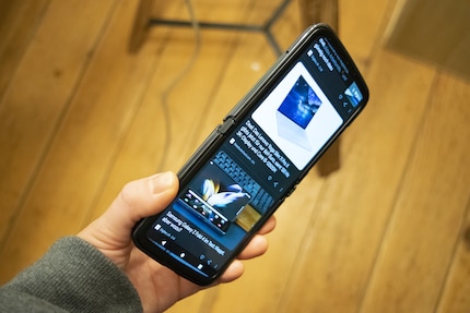 When the display is switched on and unfolded, you won’t see any dents on the sides either.
