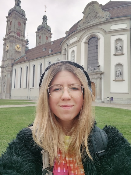 Here’s the comparison with the selfie camera: the skin looks a bit matte and the colours are less bright.