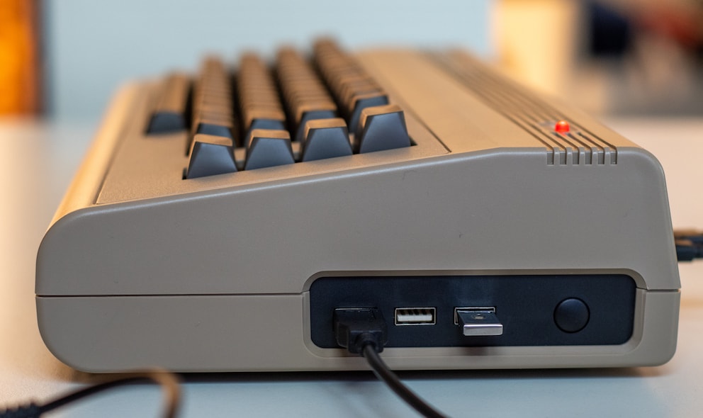 Via USB-Stick gelangen Daten auf den C64 Maxi.