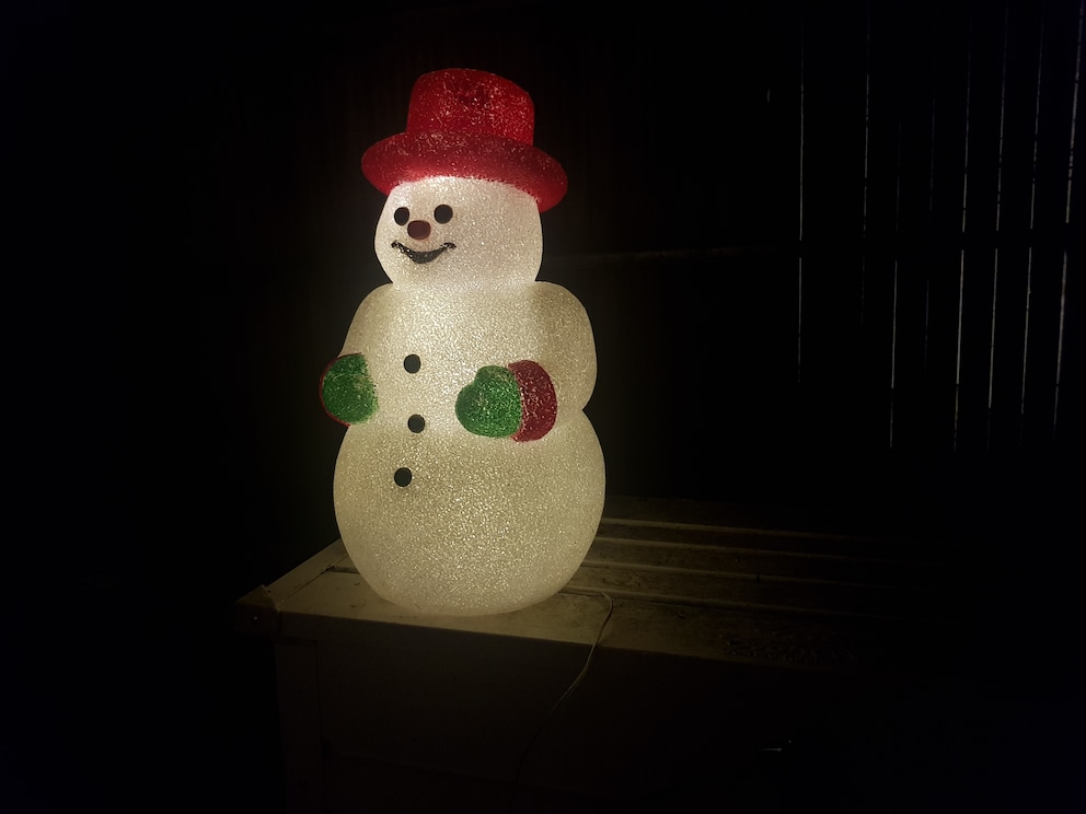 Begleitet uns seit Jahren durch die Vorweihnachtszeit: Unser leuchtender Schneemann.