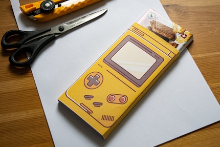 Cut it out, glue it together,slide it over the bar and you’ve got a creative chocolate gift.