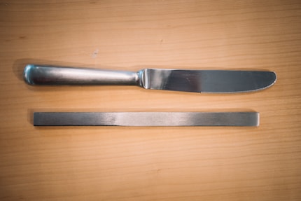 Das Monoblockmesser besteht aus einem Stück Stahl, das in Form gepresst wird.