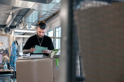 Ein Mitarbeiter der After-Sales-Abteilung prüft eine Retoure.