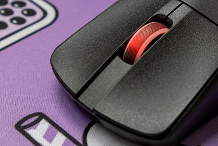 Nur das Mausrad der Asus ROG Harpe Ace Aim Lab Edition ist beleuchtet.