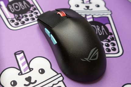 Fingerabdrücke sind kaum zu sehen auf der Asus ROG Harpe Ace Aim Lab Edition.