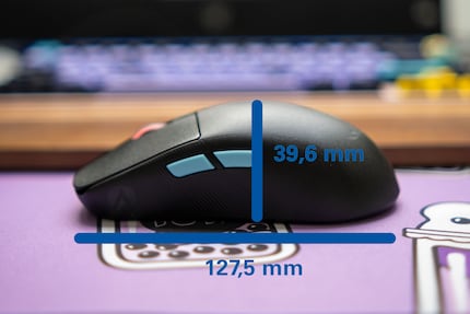 Die Masse der Asus ROG Harpe Ace Aim Lab Edition von der Seite.