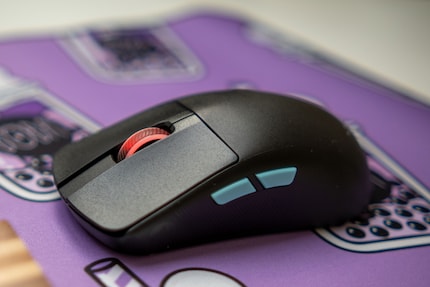Die Seitentasten der Asus ROG Harpe Ace Aim Lab Edition stechen hervor.