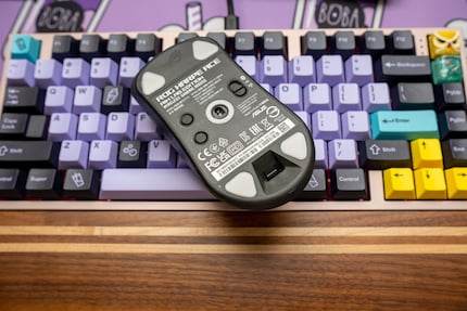 Dank der fünf Gleitfüsse flutscht die Asus ROG Harpe Ace Aim Lab Edition beinahe reibungslos über den Tisch.