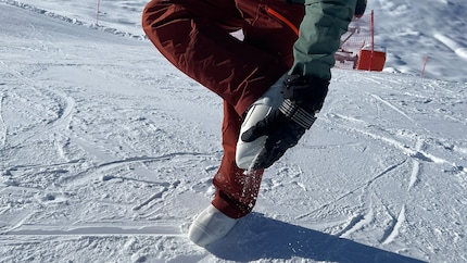 This process needs to be repeated dozens of times: removing annoying snow and ice from the sole.