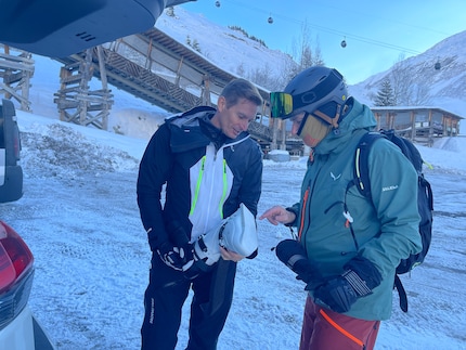 Paul explaining how the snowskates work.