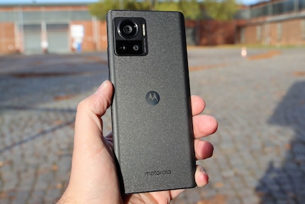 Die matte Rückseite des Edge 30 Ultra zieht keine Fingerabdrücke an.