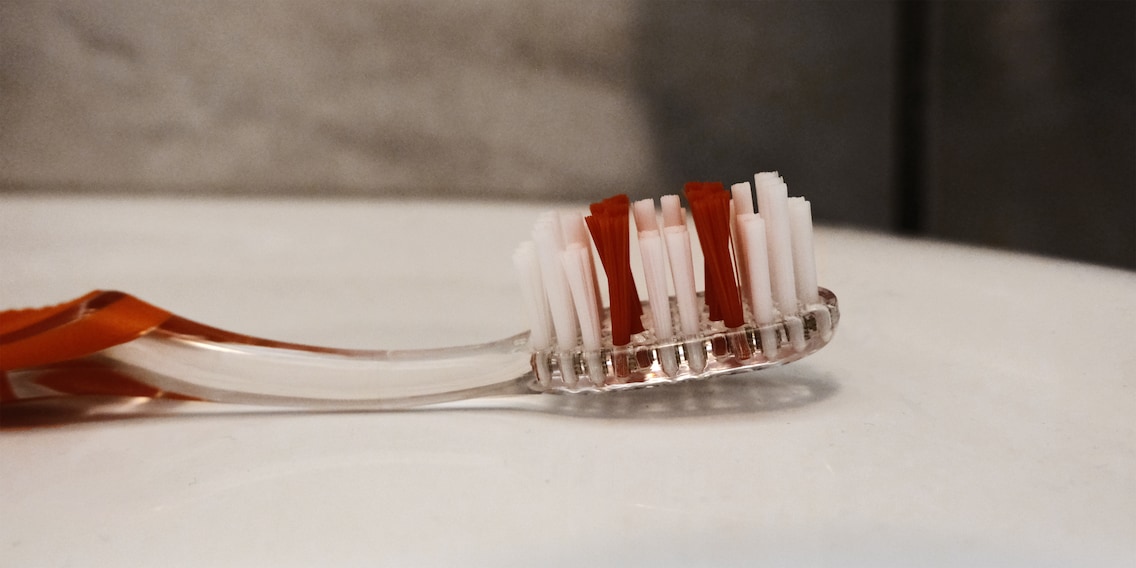 Warum eigentlich sind die Borsten bei Zahnbürsten bunt eingefärbt?