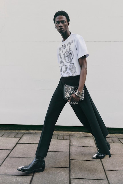 Alexander McQueen uses minimalist stacking.