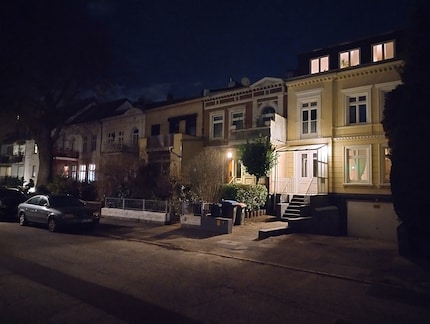 In the dark, the Nokia X30 attempts to get the most out of any remnants of light. In normal mode, this results in a kind of veil covering the image.