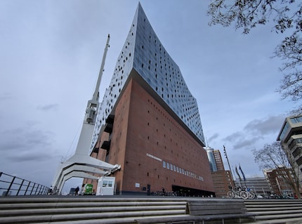 The wide-angle camera gets the entire Elbphilharmonie in frame.