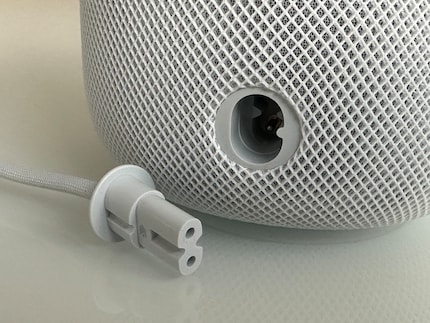 Of course, Apple wouldn’t rely on a standard plug, instead opting for an in-house construction for the power cable.