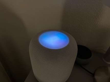 You can’t miss it in the dark – when I speak to Siri, the top of the HomePod 2 lights up in the colours of the rainbow.