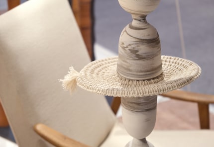 Dank der dekorativen, geflochtenen Scheibe wirkt die Lampe von Potiers de Saint Jean de Fos natürlicher.