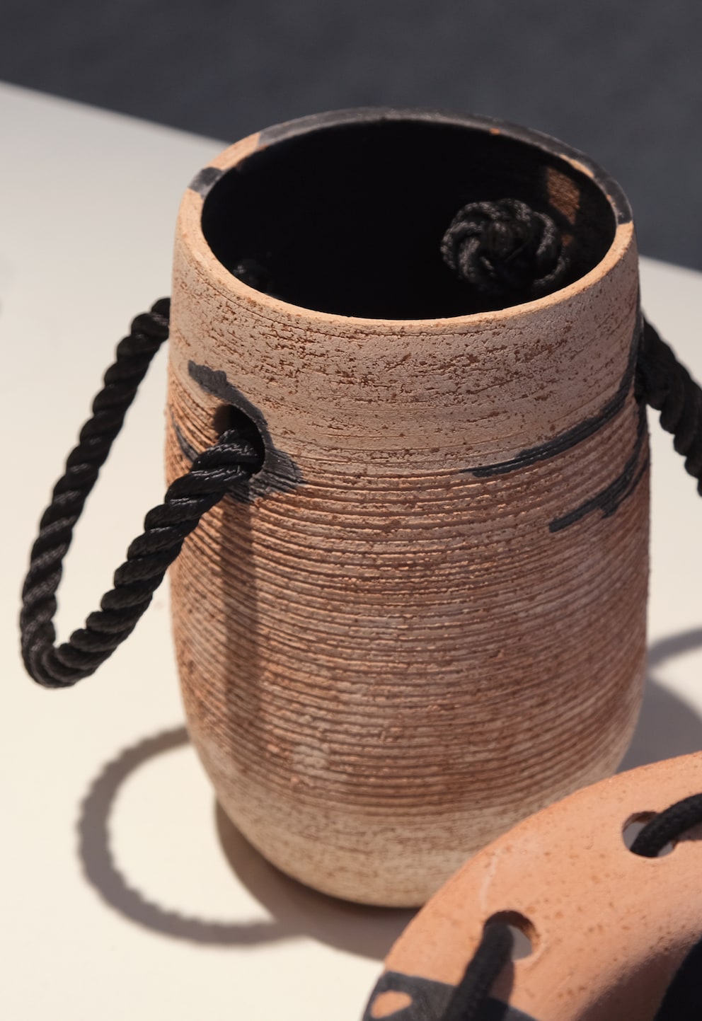 Fehlt nur noch der Seemannsknoten: Die Keramikvasen von Lisa Maïofiss haben Seile für einen besseren Griff.