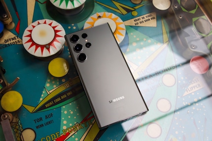 Das Galaxy S23 in der (dunkel-)grünen Farbvariante.