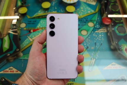 Der Kamerabuckel beim Galaxy S23 und S23 Plus ist verschwunden.