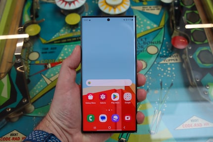 Die langen Seiten beim Display des Galaxy S23 Ultra sind weniger abgerundet. Samsung gewinnt so mehr Displayfläche für die Bedienung mit dem S Pen.