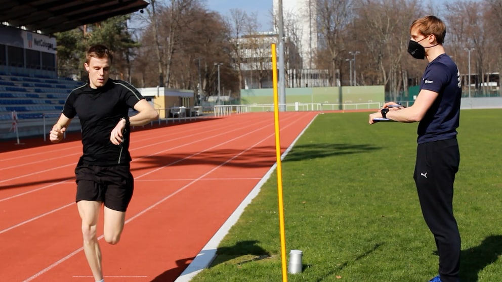 Wie hängt das Pacing mit der Physiologie zusammen? Oliver Quittmann mit einem Probanden im Leichtathletik-Stadion der Deutschen Sporthochschule Köln.